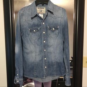 True Religion Button-Up ! 👀